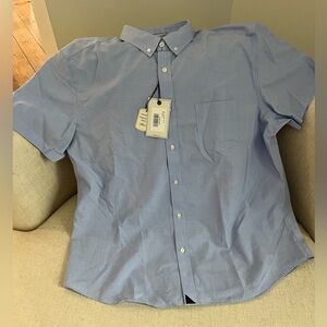 Men's Untuckit Blue Button-Down Short Sleeve Shirt. XXL.  New with Tags